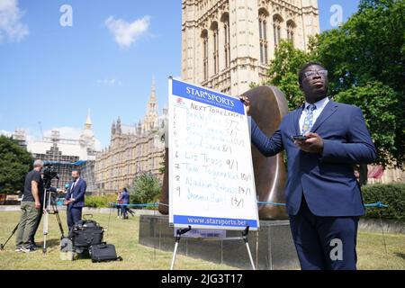 Una società di bookmaker che mostra le ultime probabilità per il prossimo leader del partito conservatore su College Green al di fuori delle Houses of Parlliament, Londra, in seguito alle dimissioni Boris Johnson. Data foto: Giovedì 7 luglio 2022. Foto Stock