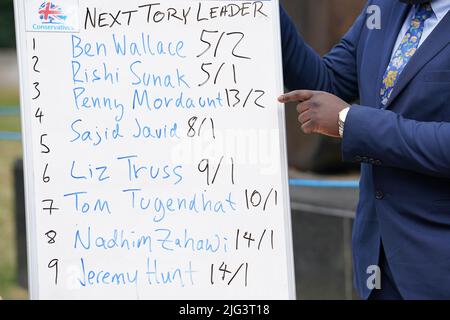 Una società di bookmaker che mostra le ultime probabilità per il prossimo leader del partito conservatore su College Green al di fuori delle Houses of Parlliament, Londra, in seguito alle dimissioni Boris Johnson. Data foto: Giovedì 7 luglio 2022. Foto Stock