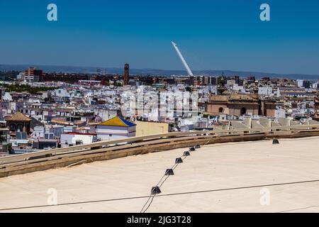 Siviglia, Spagna - 04 luglio 2022 il Metropol Parasol, popolarmente legato al nome di Las Setas, è la più grande struttura in legno del mondo, offrendo Foto Stock