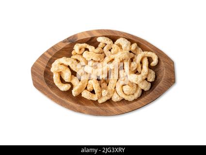 Crackling di pelle di maiale fritto su un piatto isolato su sfondo bianco. Foto Stock