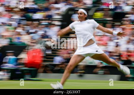 Londra, UK, 7th luglio 2022: ONS Jabeur tunisina è in azione durante la semifinale femminile all'All England Lawn Tennis and Croquet Club di Londra. Credit: Frank Molter/Alamy Live news Foto Stock