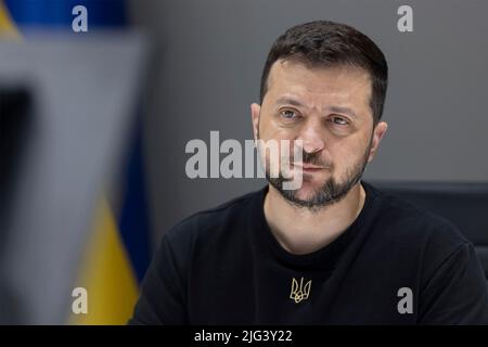 Kiev, Ucraina. 04 luglio 2022. Il presidente ucraino Volodymyr Zelenskyy, consegna un discorso agli studenti giapponesi via video link dalla sala della situazione presidenziale, 4 luglio 2022 a Kiev, Ucraina. Credit: Ukrainian Presidential Press Office/Ukraine Presidency/Alamy Live News Foto Stock