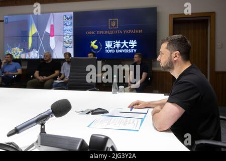 Kiev, Ucraina. 04 luglio 2022. Il presidente ucraino Volodymyr Zelenskyy, consegna un discorso agli studenti giapponesi via video link dalla sala della situazione presidenziale, 4 luglio 2022 a Kiev, Ucraina. Credit: Ukrainian Presidential Press Office/Ukraine Presidency/Alamy Live News Foto Stock