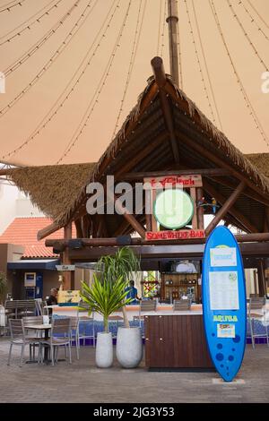 ORANJESTAD, ARUBA - 4 DICEMBRE 2021: 5 o'Clock Somewhere Bar nel centro commerciale Renaissance Marketplace nel centro della città di Oranjestad su Aruba Foto Stock