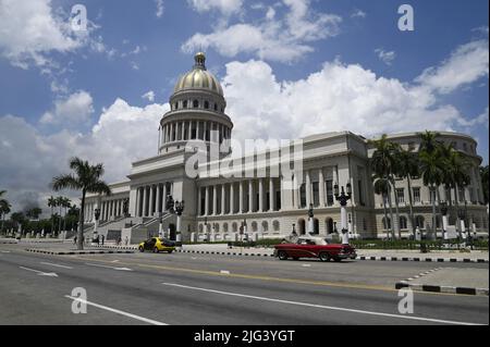 Auto d'epoca di fronte a El Capitolio, l'emblematico edificio del Campidoglio Nazionale nel centro storico di l'Avana, Cuba. Foto Stock