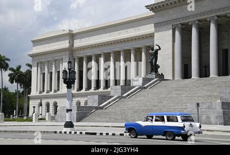 Auto d'epoca di fronte a El Capitolio, l'emblematico edificio del Campidoglio Nazionale nel centro storico di l'Avana, Cuba. Foto Stock