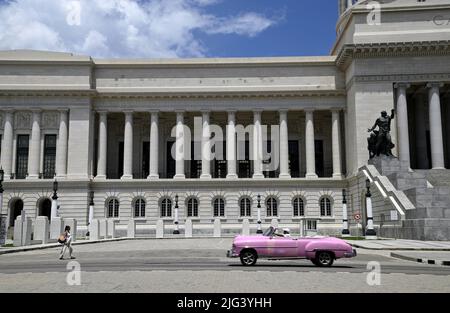 Auto d'epoca di fronte a El Capitolio, l'emblematico edificio del Campidoglio Nazionale nel centro storico di l'Avana, Cuba. Foto Stock