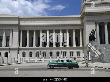 Auto d'epoca di fronte a El Capitolio, l'emblematico edificio del Campidoglio Nazionale nel centro storico di l'Avana, Cuba. Foto Stock