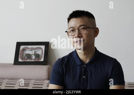 Dar es Salaam, Tanzania. 30th giugno 2022. Tang Jingyu, un cinese di 29 anni, parla durante un'intervista con Xinhua a Dar es Salaam, Tanzania, 30 giugno 2022. PER ANDARE CON 'caratteristica: Giovane cinese parlante fluente Kiswahili promuove l'amicizia Cina-Tanzania' Credit: Nurdin Pallangyo/Xinhua/Alamy Live News Foto Stock