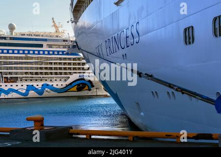 Navi da crociera AIDAbella e Sky Princess, Honningsvag, Capo Nord, Nordkapp, Norvegia Foto Stock