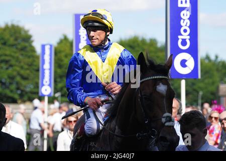 Frankie Dettori festeggia la vittoria dei solicitori Edmondson Hall Sir Henry Cecil Stakes a cavallo di Mighty Ulysses nella giornata delle Signore del Moet e Chandon Festival di luglio a Newmarket racecourse, Suffolk. Data foto: Giovedì 7 luglio 2022. Foto Stock