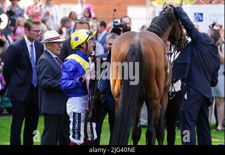 Frankie Dettori festeggia con i collegamenti dopo aver vinto i solicitori Edmondson Hall Sir Henry Cecil Stakes a cavallo di Mighty Ulysses nella giornata delle Signore del Moet e Chandon Festival di luglio a Newmarket racecourse, Suffolk. Data foto: Giovedì 7 luglio 2022. Foto Stock