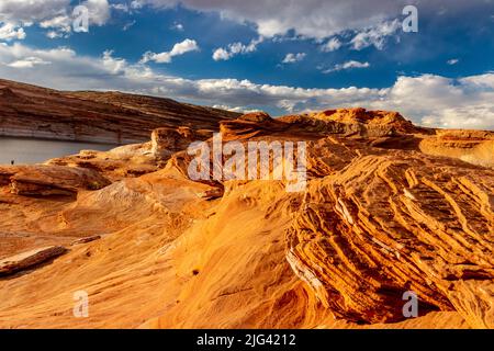 Piatti interessanti e strati di roccia che brillano sotto il sole della sera, le catene, Page, Arizona, USA Foto Stock