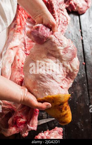 Vendita al dettaglio di carne. Gamba di maiale in fattoria mercato Foto Stock