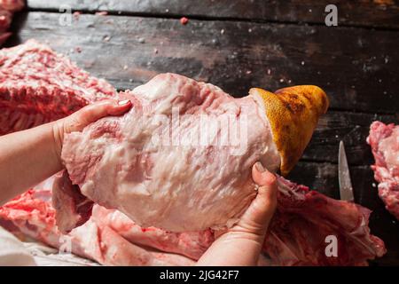 Vendita al dettaglio di carne. Gamba di maiale in fattoria mercato Foto Stock