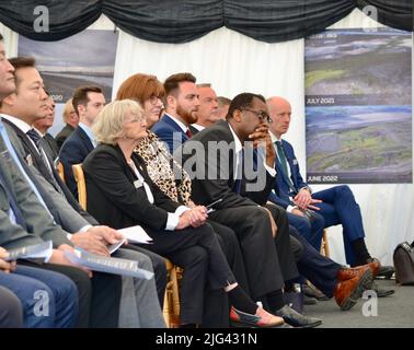 Redcar, Regno Unito. 07 Lug 2022. La costruzione è iniziata presso lo stabilimento eolico offshore di Seah Wind Ltd, che segna il primo importante investimento del settore privato che inizia la costruzione presso un Freeport britannico. Il sindaco ben Houchen di Tees Valley, presidente e CEO di Seah Steel Holdings Joosung Lee e Segretario alle imprese il MP di Rt Hon Kwasi Kwarteng ha partecipato a una cerimonia ufficiale di firma, a presentazioni e a un'innovativa struttura da 400million sterline, cui hanno partecipato oltre 200 imprenditori locali. Credit: Teesside Snapper/Alamy Live News Foto Stock