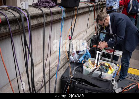 Il rapporto dei media sulle dimissioni del primo ministro Boris Johnson dalla leadership del partito conservatore a Downing Street, il 7th luglio 2022, a Londra, Inghilterra. Foto Stock