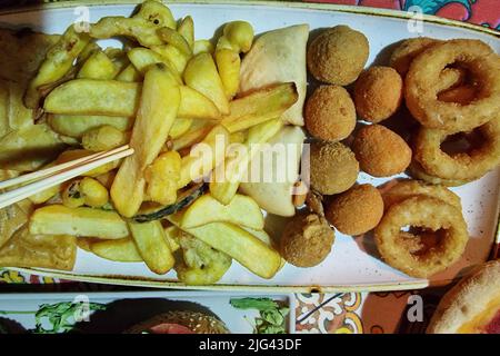 frittura artigianale siciliana con piatto fritto Foto Stock