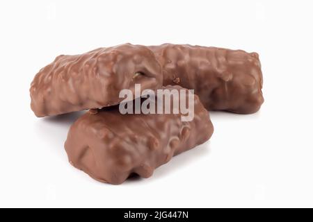 Barrette di cioccolato con arachidi e caramello. Vista ravvicinata. Foto Stock