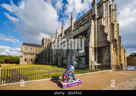 'Flora & il giardino di mezzanotte', una scultura di Marnie Maurri nell'evento estivo Hares of Hampshire di percorso d'arte pubblico presso la Cattedrale di Winchester Foto Stock