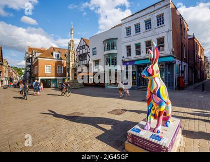 "Wavy Hare!", una scultura di Amy Bourbon nell'evento estivo di Hares of Hampshire per il percorso d'arte pubblica del Buttercross in High Street, Winchester Foto Stock