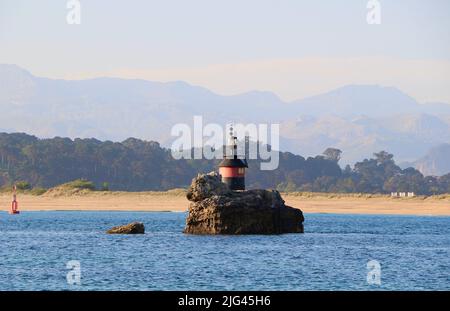 Vista panoramica dell'Isla Horadada nella baia di Santander Cantabria Spagna in una mattinata estiva soleggiata Foto Stock