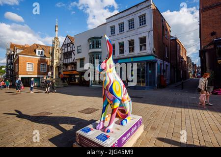 "Wavy Hare!", una scultura di Amy Bourbon nell'evento estivo di Hares of Hampshire per il percorso d'arte pubblica del Buttercross in High Street, Winchester Foto Stock