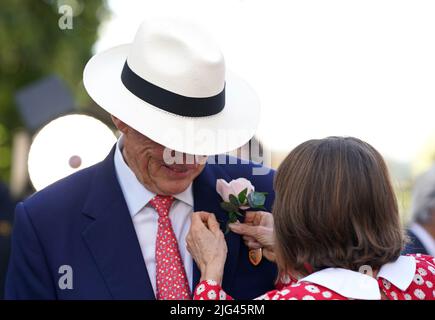 Il formatore John Gosden celebra la vittoria dei solicitori della Edmondson Hall Sir Henry Cecil Stakes con Mighty Ulysses nella giornata delle Signore del Moet e del Chandon Festival di luglio al newmarket racecourse, Suffolk. Data foto: Giovedì 7 luglio 2022. Foto Stock