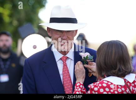 Il formatore John Gosden celebra la vittoria dei solicitori della Edmondson Hall Sir Henry Cecil Stakes con Mighty Ulysses nella giornata delle Signore del Moet e del Chandon Festival di luglio al newmarket racecourse, Suffolk. Data foto: Giovedì 7 luglio 2022. Foto Stock