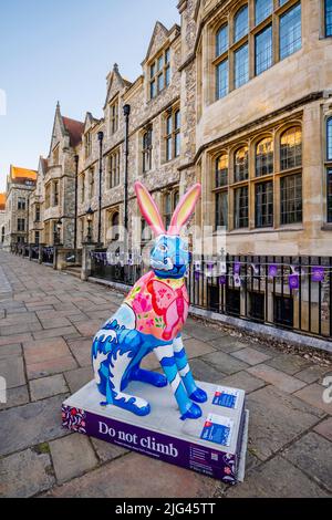 'Caring for the Natural World', una scultura di Raine Yeung nell'evento del percorso d'arte pubblico di Hares of Hampshire, Westgate Museum, Castle Avenue, Winchester Foto Stock