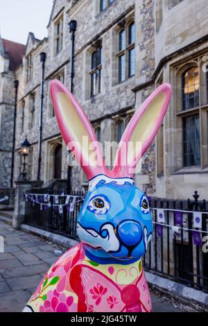 'Caring for the Natural World', una scultura di Raine Yeung nell'evento del percorso d'arte pubblico di Hares of Hampshire, Westgate Museum, Castle Avenue, Winchester Foto Stock