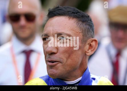 Frankie Dettori festeggia la vittoria dei solicitori Edmondson Hall Sir Henry Cecil Stakes a cavallo di Mighty Ulysses nella giornata delle Signore del Moet e Chandon Festival di luglio a Newmarket racecourse, Suffolk. Data foto: Giovedì 7 luglio 2022. Foto Stock