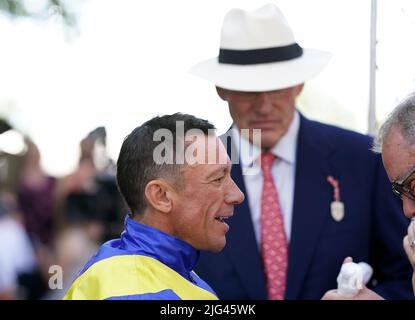 Frankie Dettori festeggia la vittoria dei solicitori Edmondson Hall Sir Henry Cecil Stakes a cavallo di Mighty Ulysses nella giornata delle Signore del Moet e Chandon Festival di luglio a Newmarket racecourse, Suffolk. Data foto: Giovedì 7 luglio 2022. Foto Stock