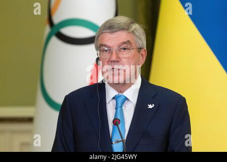 Kiev, Ucraina. 03 luglio 2022. Il Presidente del Comitato Olimpico Internazionale Thomas Bach risponde a una domanda durante una conferenza stampa congiunta con il Presidente ucraino Volodymyr Zelenskyy al Palazzo Mariinskyi, 3 luglio 2022 a Kiev, Ucraina. Credit: Ukraine Presidency/Ukrainian Presidential Press Office/Alamy Live News Foto Stock