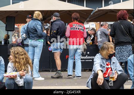 2022-07-07 15:55:32 AMSTERDAM - Fans of the Rolling Stones alla Johan Cruijff Arena prima del concerto. Le pietre hanno dovuto cancellare prima, molto alla delusione dei tifosi, perché il frontman si è rivelato avere corona. ANP KIPPA EVERT ELZINGA olanda OUT - belgio OUT Foto Stock