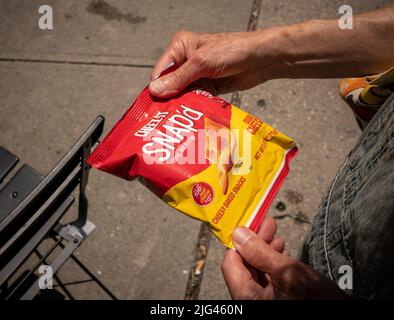 Attivazione del marchio per il prodotto Cheez-it Snap di Kellogg a Flatiron Plaza venerdì 24 giugno 2022. Kellogg ha annunciato che si trasformerà in tre aziende, cereali, snacking globale e prodotti proteici a base vegetale. (© Richard B. Levine) Foto Stock