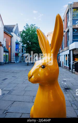 '24 Carrot Hare', una scultura di John Illsley nell'evento estivo di Hares of Hampshire per il percorso d'arte pubblica in Middle Brook Street, Winchester Foto Stock