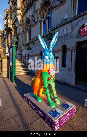 'Shine Bright Through the Dark', una scultura di Reilly Creative in The Hares of Hampshire Public Art Trail Event, Guildhall, The Broadway, Winchester Foto Stock