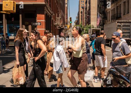 Gli amanti dello shopping nel quartiere Soho di New York sabato 25 giugno 2022. (© Richard B. Levine) Foto Stock