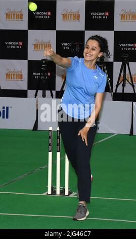 Mumbai, India. 07th luglio 2022. L'attrice Bollywood Taapsee Pannu bowls durante un evento promozionale 'Shabaash Mithu' un film biografico basato sulla storia della vita del vecchio cricketer a Mumbai. Il film è una biografia sulla vita del capitano della squadra di cricket delle donne indiane, Mithali Raj, suonato dall'attrice Taapsee Pannu. Sarà rilasciato in India il 15th luglio. Credit: SOPA Images Limited/Alamy Live News Foto Stock