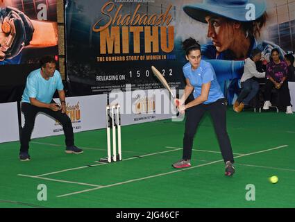 Mumbai, India. 07th luglio 2022. L'attrice Bollywood Taapsee Pannu suona un cricket girato durante un evento promozionale 'Shabaash Mithu' un film biografico basato sulla storia della vita del vecchio cricketer a Mumbai. Il film è una biografia sulla vita del capitano della squadra di cricket delle donne indiane, Mithali Raj, suonato dall'attrice Taapsee Pannu. Sarà rilasciato in India il 15th luglio. Credit: SOPA Images Limited/Alamy Live News Foto Stock