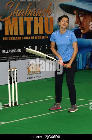 Mumbai, India. 07th luglio 2022. L'attrice Bollywood Taapsee Pannu prende posizione mentre gioca il gioco del cricket durante un evento promozionale 'Shabaash Mithu' un film biografico basato sulla storia di vita del vecchio cricketer a Mumbai. Il film è una biografia sulla vita del capitano della squadra di cricket delle donne indiane, Mithali Raj, suonato dall'attrice Taapsee Pannu. Sarà rilasciato in India il 15th luglio. Credit: SOPA Images Limited/Alamy Live News Foto Stock