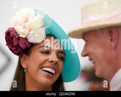 Un pilota nella cerimonia di premiazione di stile nella giornata delle Signore del Moet e del festival di luglio di Chandon all'ippodromo di Newmarket, Suffolk. Data foto: Giovedì 7 luglio 2022. Foto Stock