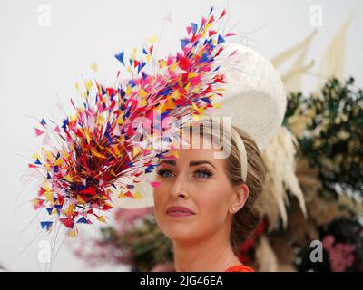 Un pilota in un cappello pone per una foto per la cerimonia di Style Awards in occasione del Ladies Day of the Moet and Chandon July Festival presso Newmarket racecourse, Suffolk. Data foto: Giovedì 7 luglio 2022. Foto Stock