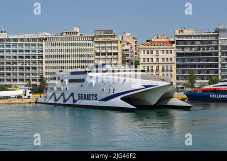 Atene, Grecia - Maggio 2022: Traghetto ad alta velocità Twin Hull campione Jet ormeggiato nel porto del Pireo dopo essere arrivato da una delle isole greche. Foto Stock