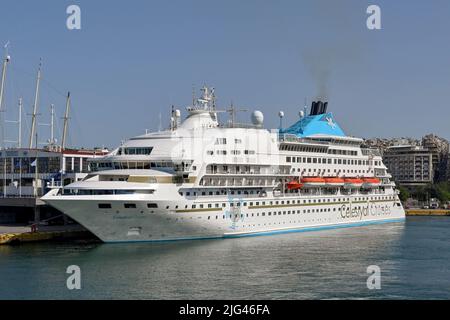 Atene, Grecia - Maggio 2022: Nave da crociera Celestyal Crystal ormeggiata nel porto del Pireo durante la visita ad Atene Foto Stock