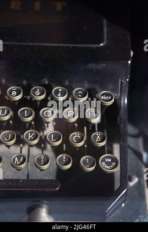 Vecchia macchina da scrivere tedesca in ferro in un museo Foto Stock