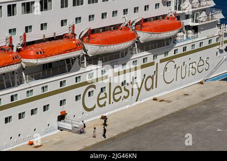 Rodi, Grecia - Maggio 2022: Vista aerea dei passeggeri che ritornano a una nave da crociera Celestyal dopo aver visitato la città Foto Stock