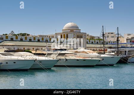 Rodi, Grecia - Maggio 2022: Fila di yacht a motore di lusso ormeggiati nel porto turistico della città Foto Stock