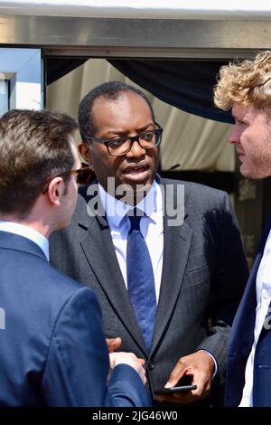 Redcar, Regno Unito. 07 lug 2022. Kwasi Kwarteng nella foto, quando è iniziata la costruzione dell'impianto eolico offshore di Seah Wind Ltd, che segna il primo importante investimento del settore privato che ha iniziato la costruzione presso un Freeport britannico. Kwarteng, segretario al governo britannico per le imprese, ha partecipato a una cerimonia ufficiale di firma, a una presentazione e a un'innovativa cerimonia per la struttura da 400million milioni di sterline, con oltre 200 dirigenti aziendali locali e politici locali. Credit: Teesside Snapper/Alamy Live News Foto Stock